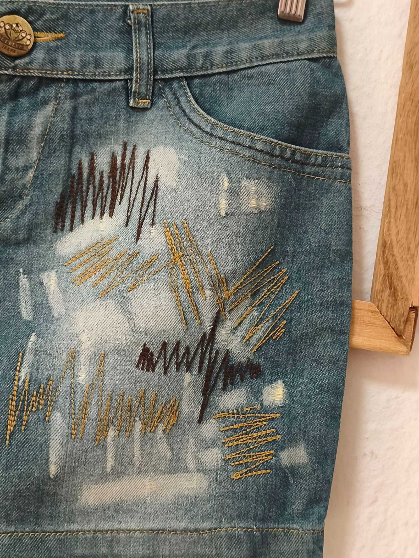 Mini falda vaquera estilo vintage Iceberg talla 27 – photo 6